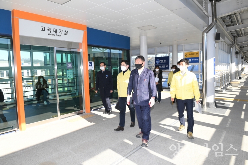 오규석 기장군수는 12일 오전 10시경 지난해 12월 개통된 동해선 2단계 구간(일광-태화강) 중 관내에서 새롭게 운영을 시작한 좌천역을 직접 방문해 코로나19 방역관리 점검에 나섰다.ⓒ양산타임스