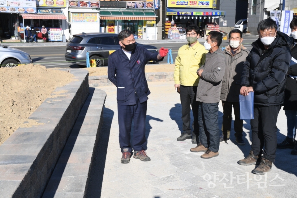 오규석 기장군수는 12일 오후 2시경 지역관광 활성화와 쾌적한 주변 환경 조성을 위한 대변항 내 정비사업 현장을 방문해 추진사항을 점검했다.ⓒ양산타임스