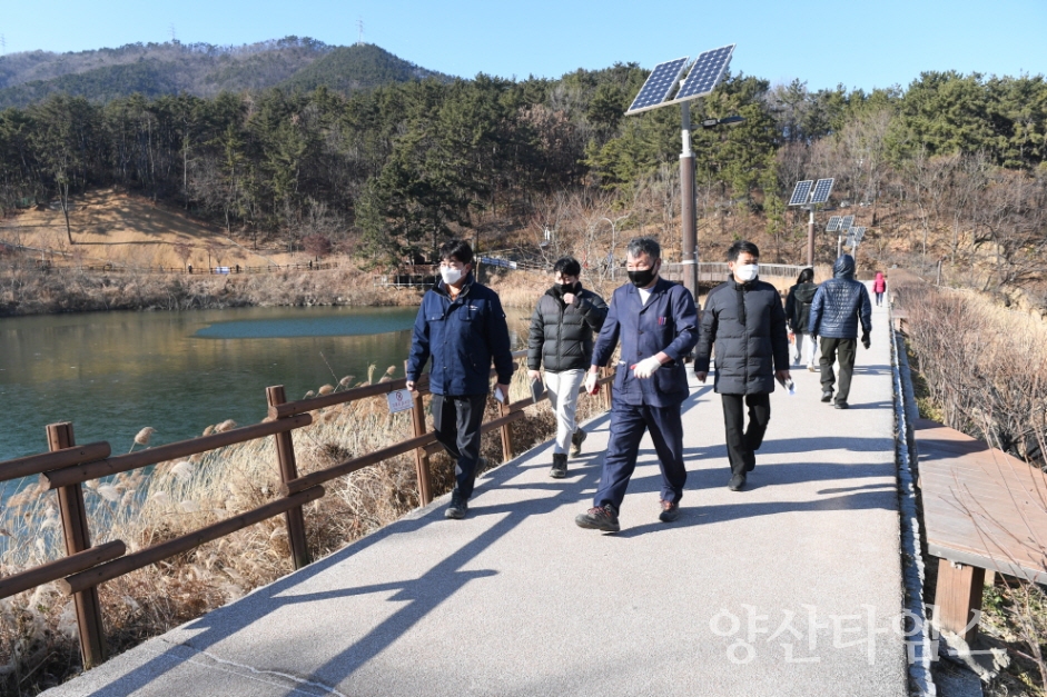 오규석 기장군수는 13일 오후 2시 30분경 녹색안전도시 조성을 위한 기장읍 사라수변공원 입구 사면 예방공사 현장을 방문했다.ⓒ양산타임스