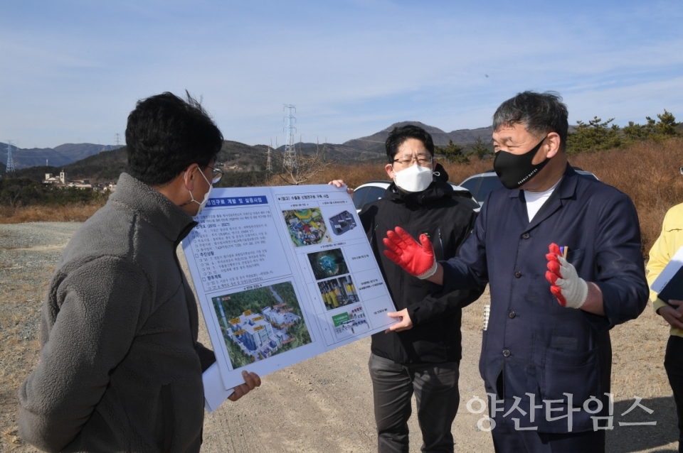오규석 기장군수는 17일 오전 10시30분경 동남권 방사선 의과학 일반산업 단지 내 주요 국책사업인 수출용 신형연구로 개발 사업 현장을 방문해 사업 추진현황을 점검했다.ⓒ양산타임스