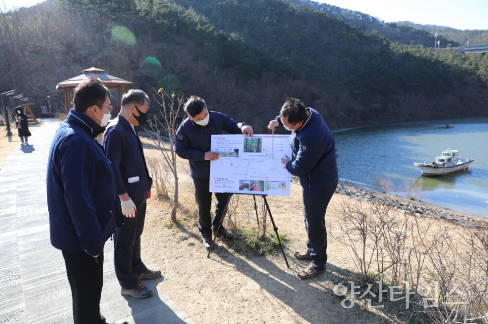 오규석 기장군수는 17일 오후 2시 30분경 스카이워크 로드와 자연 테마 산책로 등 재정비 중인 기장읍 ‘용소웰빙공원’ 사업 현장을 방문해 점검했다.ⓒ양산타임스
