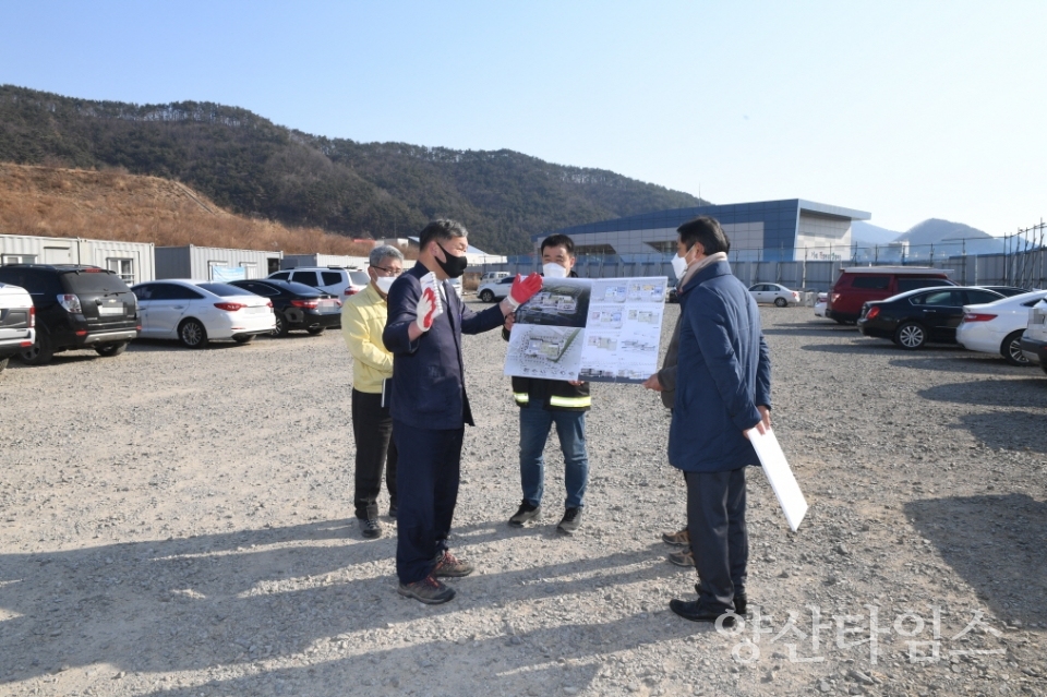 오규석 기장군수는 19일 오전 10시 30분경 지역주민들의 교육·문화 인프라 구축을 위해 추진 중인 ‘정관 에듀파크’ 건립 현장을 방문해 추진사항을 점검했다.ⓒ양산타임스