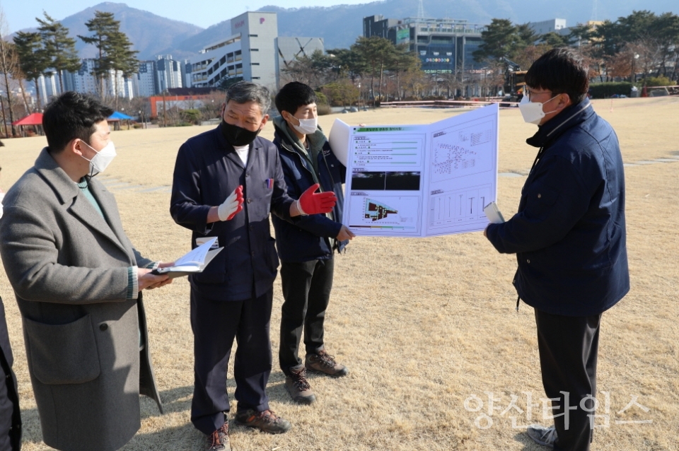 오규석 기장군수는 19일 오후 2시 30분경 부울경 최고 높이 전통그네와 셉테드 조명시설을 조성 중인 정관읍 ‘중앙공원’ 정비사업 현장을 방문했다.ⓒ양산타임스