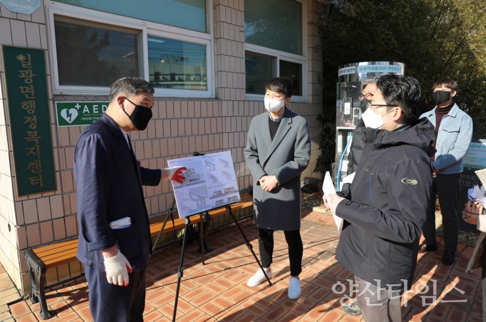오규석 기장군수는 20일 오후 2시 30분경 노후화된 일광 행정복지센터를 종합 커뮤니티 공간으로 새롭게 조성하는 ‘도시재생뉴딜 인정사업’ 현장을 방문했다.ⓒ양산타임스