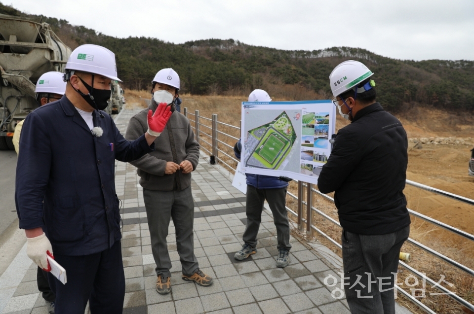 오규석 기장군수는 24일 오후 2시 30분경 정관 빛·물·꿈 조성사업 3단계 빛을 테마로 추진 중인 ‘스포츠 힐링파크’ 현장을 방문해 추진사항을 점검했다ⓒ양산타임스