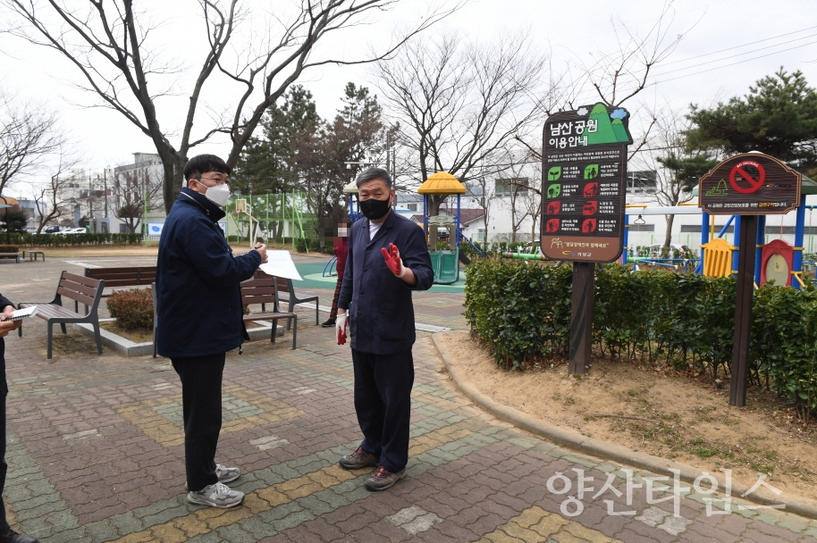 오규석 기장군수는 25일 오후 2시 30분경 유니버셜 디자인 공원으로 조성 중인 기장읍 ‘남산공원 재정비 현장을 방문해 점검했다.ⓒ양산타임스