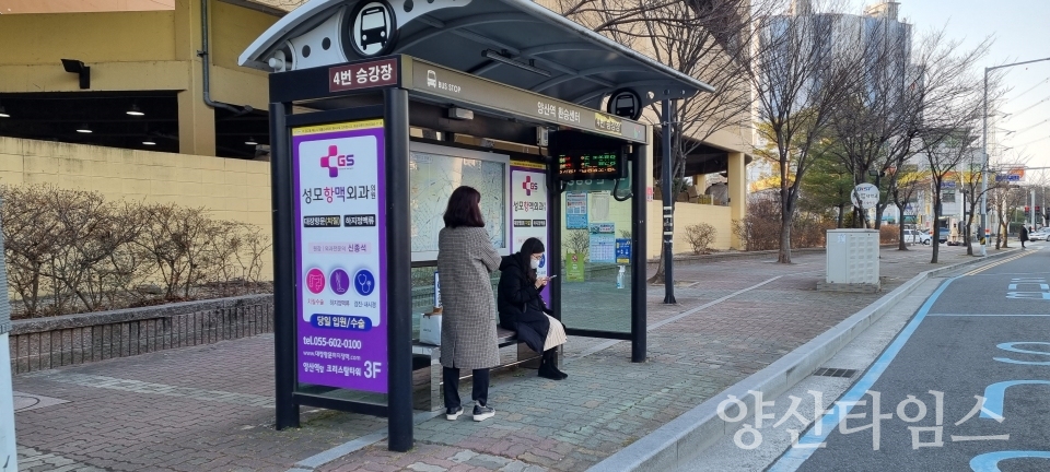 버스승강장 손소독제 비치ⓒ양산타임스