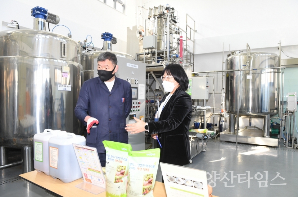 오규석 기장군수는 27일 오전 10시 30분경 친환경 농업, 생태환경 개선, 일상생활에서도 널리 이용 가능한 ‘유용미생물 배양장’ 현장을 방문해 운영 현황을 점검했다.ⓒ양산타임스