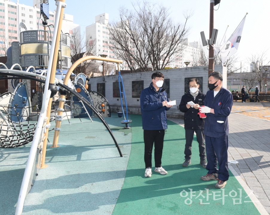 오규석 기장군수는 27일 오후 2시 30분경 노후화된 시설 정비와 확충을 위해 재정비 중인 기장읍 ‘새마을공원 조성사업’ 현장을 방문했다.ⓒ양산타임스