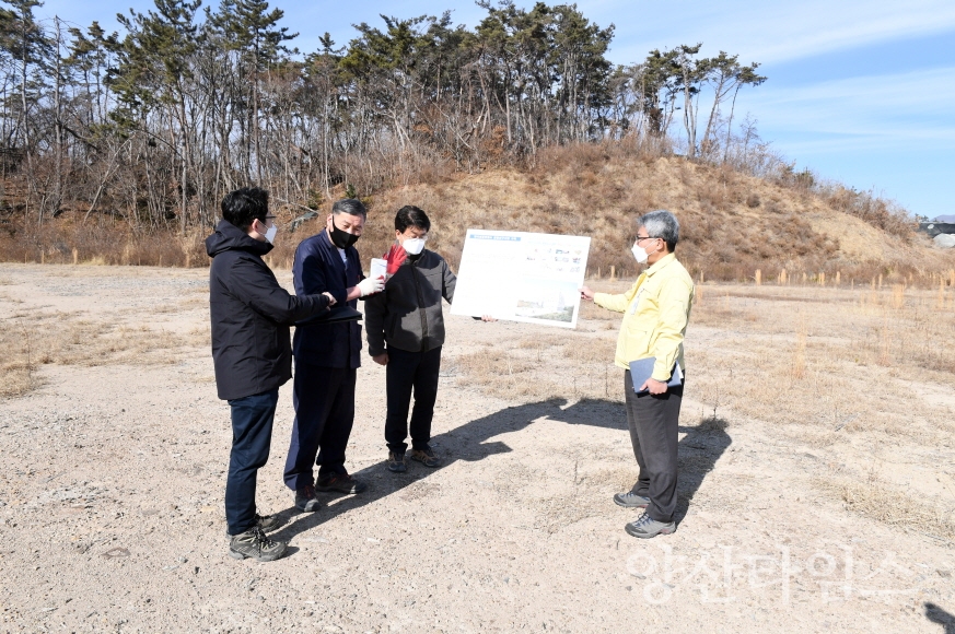 오규석 기장군수는 3일 10시 30분경 동남권 산단 내 위치한 ‘(가칭)동위원소 활용 연구센터’ 건립 예정지를 방문해 핵심 국책사업인 ‘방사성동위원소 융합 연구기반 구축’ 조성 사업 추진 현황 전반에 대해 점검했다.ⓒ양산타임스