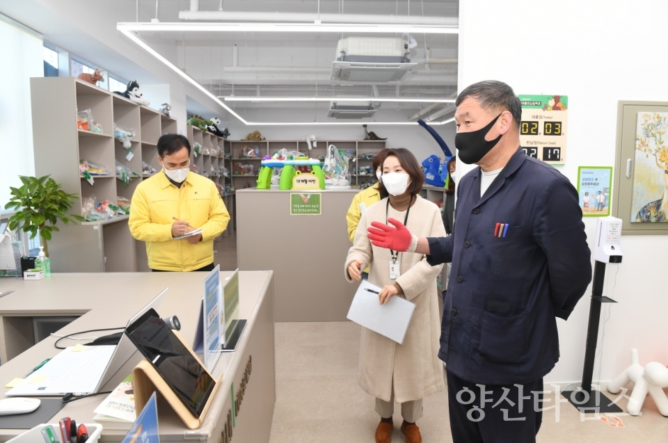 오규석 기장군수는 3일 오후 2시 30분경 관내 양육서비스 수요 충족을 위해 개소한 ‘일광 도담도담 장난감도서관’을 방문해 운영 현황을 점검했다.ⓒ양산타임스
