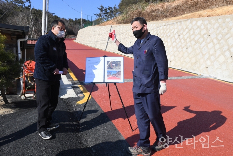 오규석 기장군수는 4일 오전 10시 30분경 기장읍 교리와 일광산 테마임도까지 연결되는 ‘교리 테마임도 연결도로 개설’ 현장을 방문해 점검했다.ⓒ양산타임스
