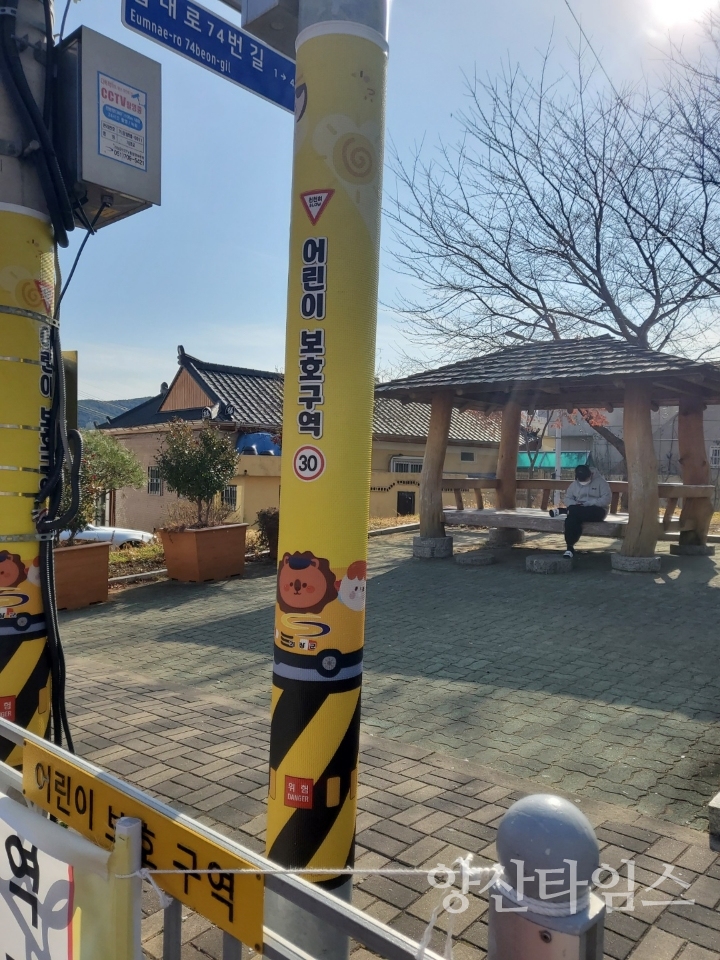 기장군은 쾌적한 도시미관과 안전을 위해 도로변 19개 구간, 전신주 등 1,800여개 불법광고물 부착방지시트를 설치했다.ⓒ양산타임스