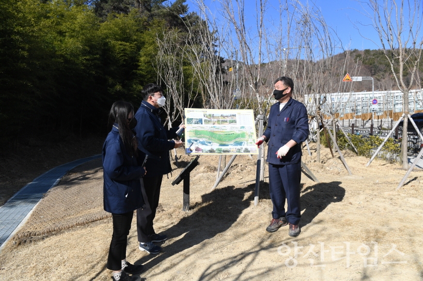 오규석 기장군수는 7일 오전 10시 30분경 일광신도시 초등학교 학생들의 안전한 등하교길 조성을 위해 추진 중인 삼성숲공원 ‘학교 가는 길’ 현장을 방문해 점검했다.ⓒ양산타임스