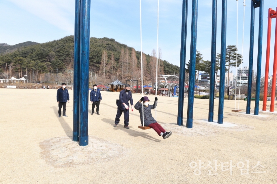 오규석 기장군수는 7일 오후 2시30분경 ‘중앙공원’ 잔디광장에 조성한 부·울·경 최고 높이 6m, 폭 4.5m의 대형 전통그네 개방 현장을 방문해 점검했다.ⓒ양산타임스