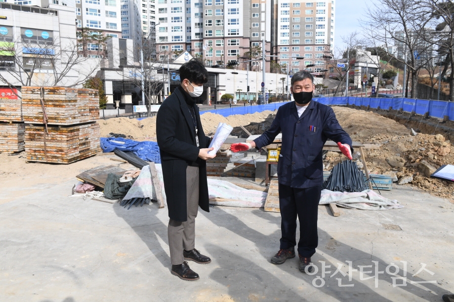"오규석 기장군수는 8일 오후 2시 30분경 만성적인 주차난과 불법 주·정차 문제 해소를 위해 조성 중인 일광신도시 노외 공영주차장 현장을 방문해 그간 추진 현황을 점검했다."ⓒ양산타임스