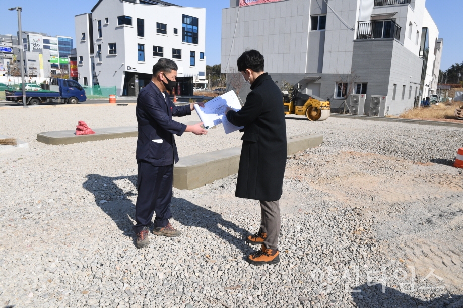 "오규석 기장군수는 8일 오후 2시 30분경 만성적인 주차난과 불법 주·정차 문제 해소를 위해 조성 중인 일광신도시 노외 공영주차장 현장을 방문해 그간 추진 현황을 점검했다."ⓒ양산타임스
