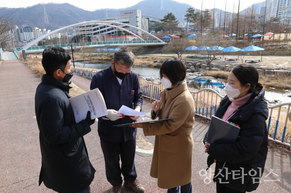오규석 기장군수는 9일 오후 2시 30분경 정관읍 좌광천 자전거도로 내 공영자전거 스테이션(대여소) 설치 예정지를 방문해 ‘공영자전거 무인대여시스템 구축사업’ 추진 현황에 대해 점검했다.ⓒ양산타임스