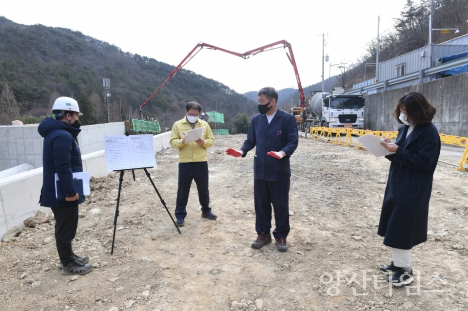 오규석 기장군수는 10일 오전 10시 30분경 지역 농업인에게 안정적인 영농환경 제공과 자연재난 피해 예방을 위해 정비 중인 ‘내리저수지’ 공사 현장을 방문해 점검했다.ⓒ양산타임스