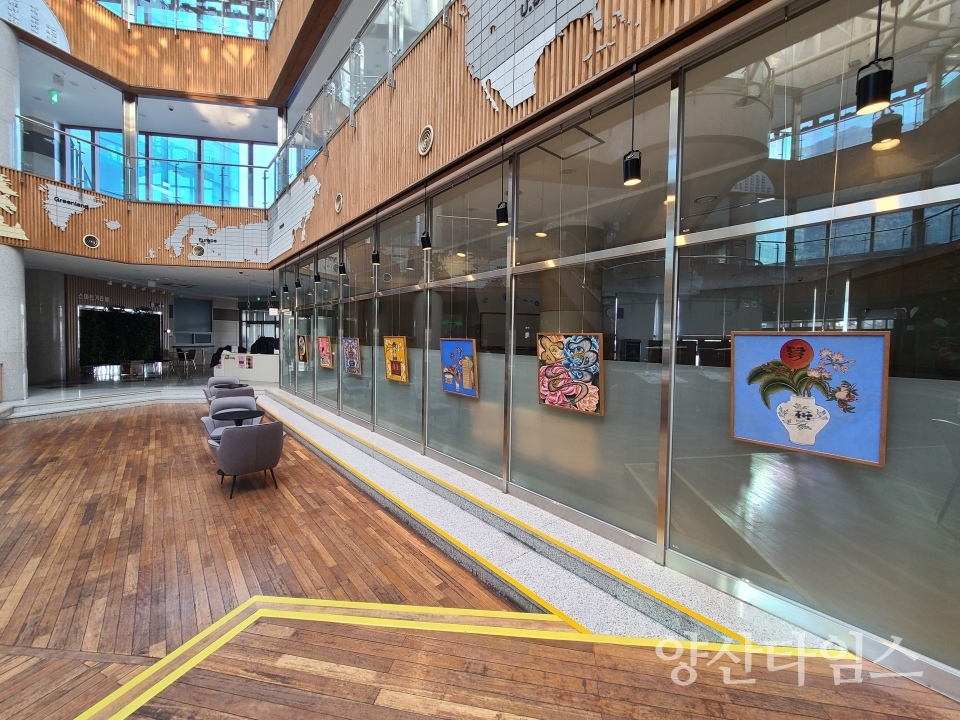 "한국미술협회 타기관 전시 사진" "시립 중앙도서관 작품전시 사진" "한국미술협회 양산지부 사진" ⓒ양산타임스
