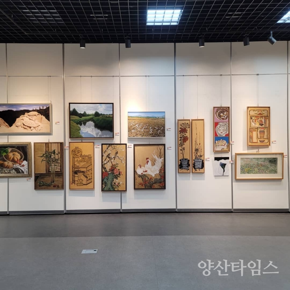 "한국미술협회 타기관 전시 사진" "시립 중앙도서관 작품전시 사진" "한국미술협회 양산지부 사진" ⓒ양산타임스