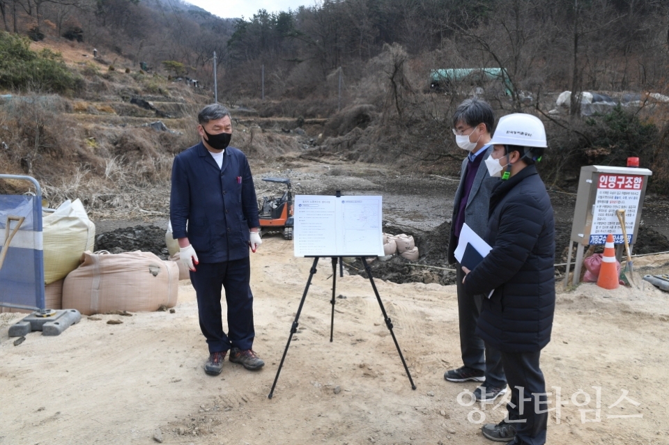오규석 기장군수는 14일 오전 11시경 지역 농업인에게 안정적인 영농환경 제공과 자연재난 피해 예방을 위해 시행 중인 입석 저수지 정비공사 현장을 방문해 점검했다.ⓒ양산타임스