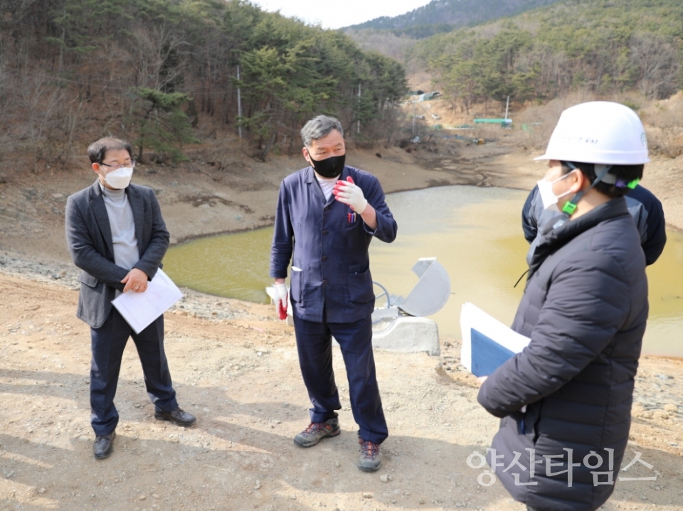 오규석 기장군수는 14일 오후 2시 30분경 지역 농업인에게 안정적인 영농환경 제공과 자연재난 피해 예방을 위해 시행 중인 석길 저수지 정비공사 현장을 방문해 점검했다.ⓒ양산타임스