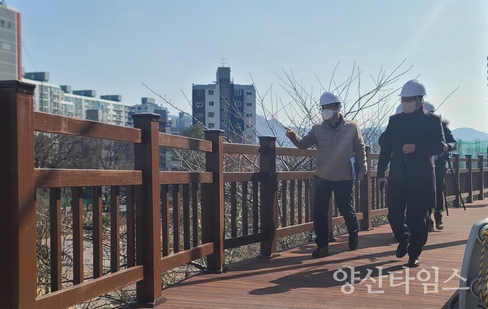 평산근린공원 공사 현장 점검ⓒ양산타임스