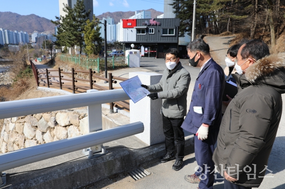 오규석 기장군수는 16일 오전 10시 30분경 지난해 태풍_오마이스_로 피해를 입은 정관읍 좌광천 일원 수해 복구공사 현장을 방문해 그간 추진현황을 점검했다.ⓒ양산타임스