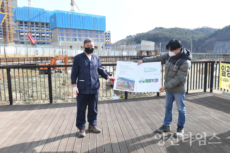 오규석 기장군수는 17일 오전 10시 30분경 주민들의 자연·문화·휴식 공간으로 조성될 일광신도시 후동앞뜰 저류지 공원화 사업 현장을 방문해 그간 추진현황을 점검했다.ⓒ양산타임스
