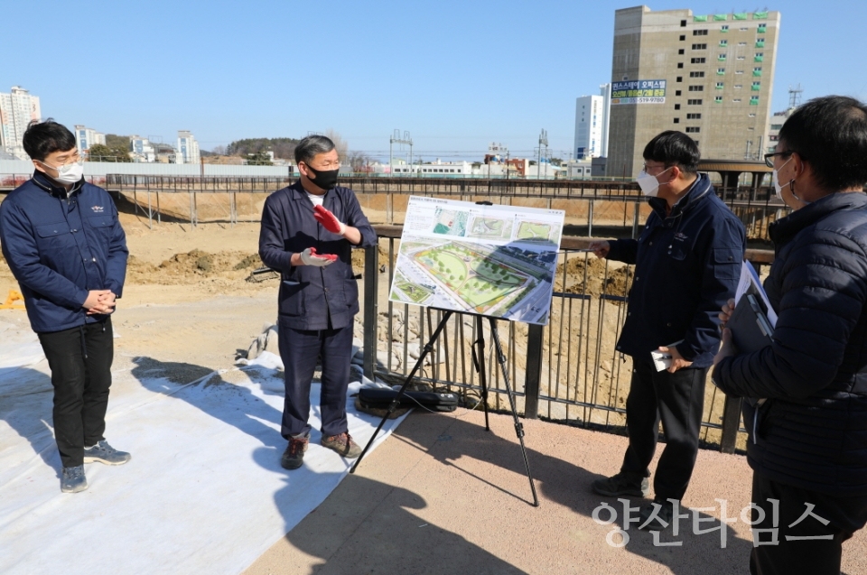 오규석 기장군수는 17일 오후 2시 30분경 주민들의 자연·문화·휴식 공간으로 조성될 일광신도시 삼성 저류지 공원화 사업 현장을 방문해 그간 추진현황을 점검했다.ⓒ양산타임스