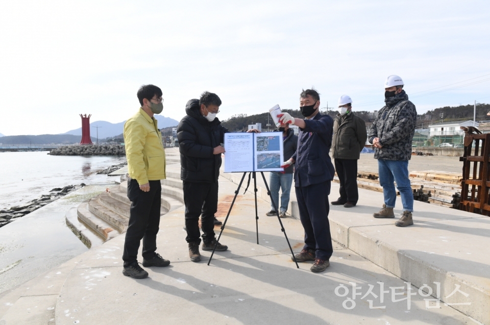 오규석 기장군수는 22일 오후 2시 30분경 자연재해로 인한 피해방지와 연안지역의 쾌척한 환경조성을 위해 추진 중인 _월내~길천지구 연안정비사업’ 현장을 방문해 그간 추진사항을 점검했다.ⓒ양산타임스