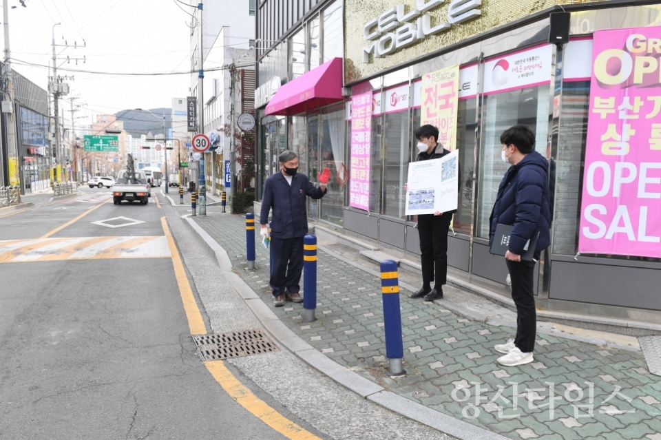 오규석 기장군수는 23일 오전 10시 30분경 도로침하와 수질오염을 사전에 예방하기 위해 추진 중인 기장읍 대라리 165-10 일원의 ‘하수관로 정비공사’ 현장을 방문해 그간 현황을 점검했다.ⓒ양산타임스