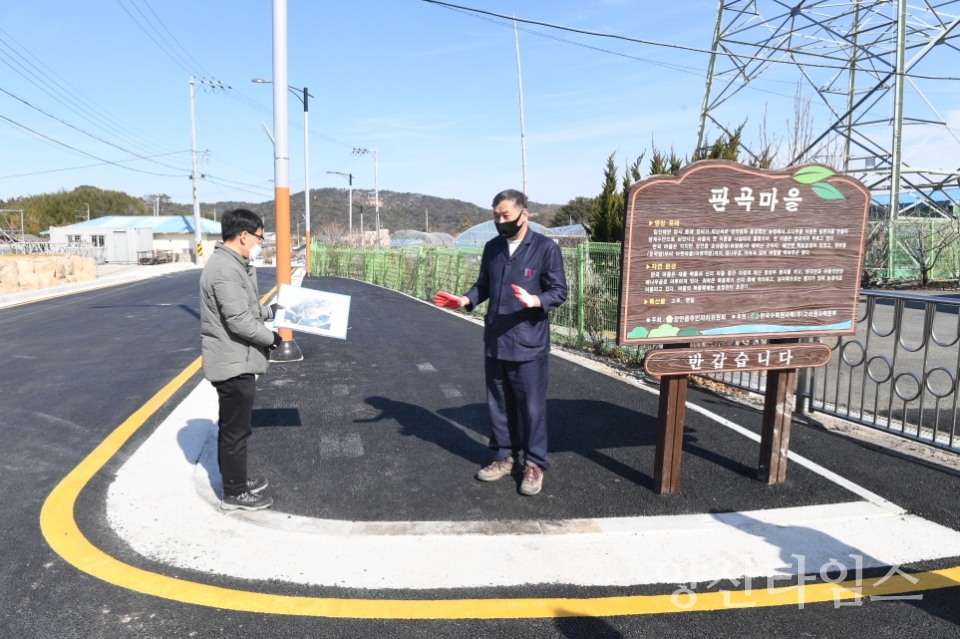 오규석 기장군수는 23일 오후 2시 30분경 기존의 협소한 도로를 확장해 주민들의 통행여건 개선을 위해 공사 중인 ‘판곡마을 도로개설’ 현장을 방문해 그간 추진현황을 점검했다.ⓒ양산타임스