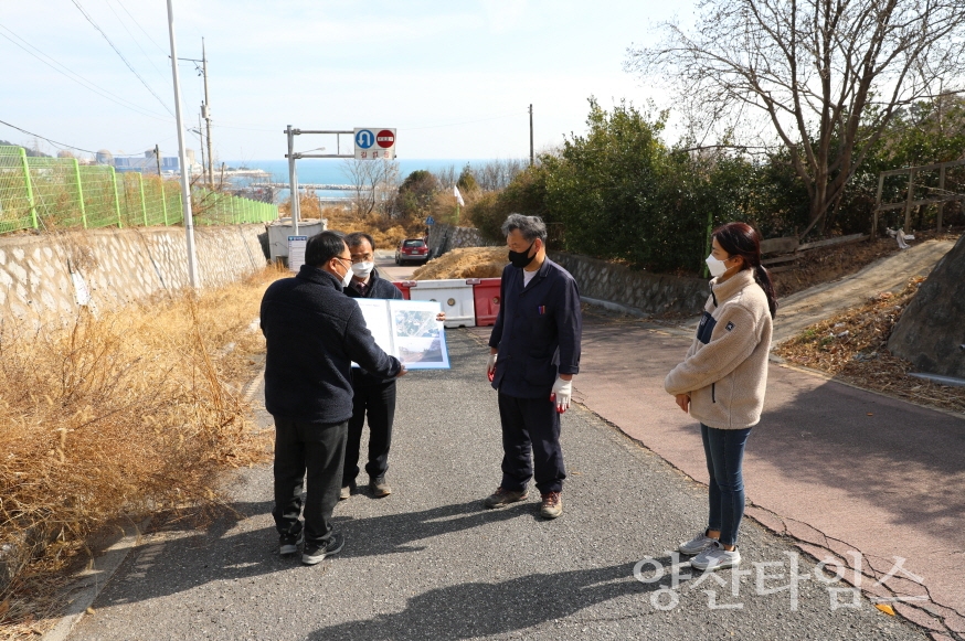 오규석 기장군수는 2일 오후 2시 30분경 장안읍 월내역(동해선) 일원 ‘월내마을 지구단위계획도로 개설’ 현장을 방문해 그간 추진현황을 점검했다.ⓒ양산타임스