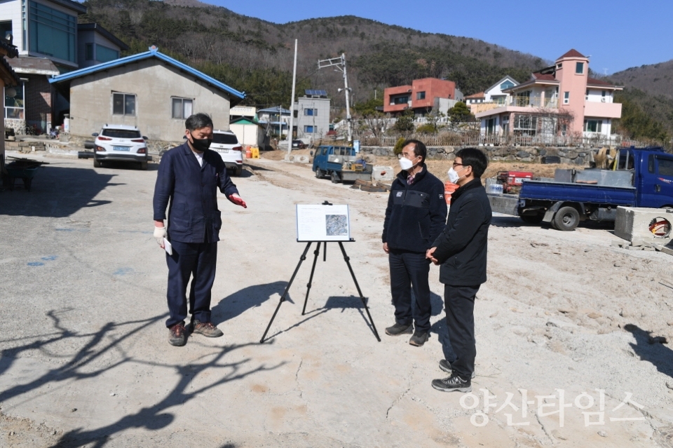 오규석 기장군수는 3일 오전 10시 30분경 철마면 중리마을의 교통 여건 개선을 위해 추진 중인 ‘중리마을 지구단위계획도로(소2-526호선)’ 개설 현장을 방문해 점검했다.ⓒ양산타임스