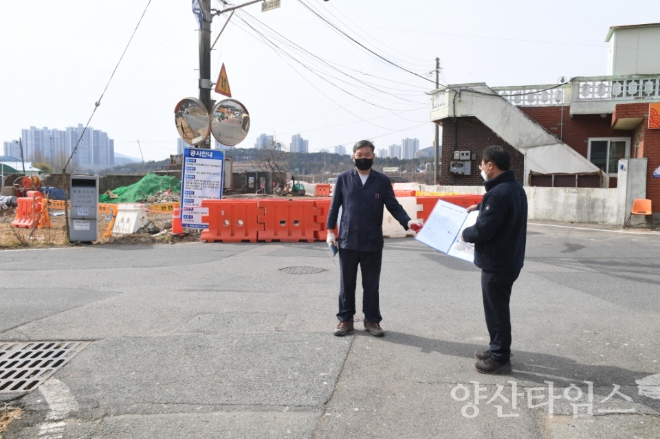 오규석 기장군수는 7일 오전 10시 30분경 일광면 화전마을의 교통 여건 개선을 위해 추진 중인 ‘화전마을 지구단위계획도로(소2-480호선)’ 개설 현장을 방문해 점검했다.ⓒ양산타임스