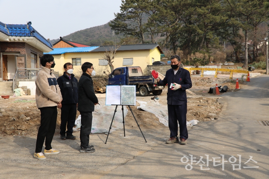 오규석 기장군수는 7일 오후 2시 30분경 지역 주민들의 통행 여건을 개선 위해 추진 중인 철마면 ‘입석마을 도로 개설’ 현장을 방문해 그간 추진 현황을 점검했다.ⓒ양산타임스