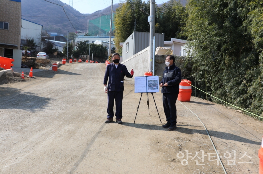 오규석 기장군수는 8일 오전 10시 30분경 산단 지역 내 물류 유통과 지역 주민들의 통행 여건을 개선하기 위해 추진 중인 정관읍 ‘매학리 도로 개설 공사’ 현장을 방문해 그간 추진 현황을 점검했다.ⓒ양산타임스