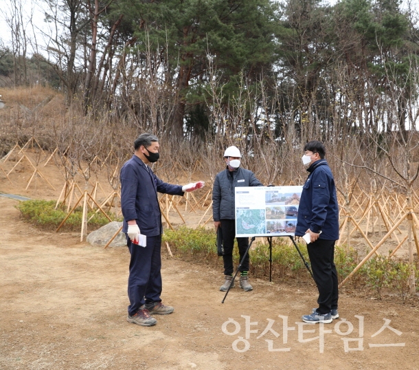 오규석 기장군수는 10일 오후 2시 30분경 탄소중립 실현과 쾌적한 환경 조성을 위해 추진 중인 정관읍 ‘미세먼지 차단숲 조성 사업’ 현장을 방문했다.ⓒ양산타임스
