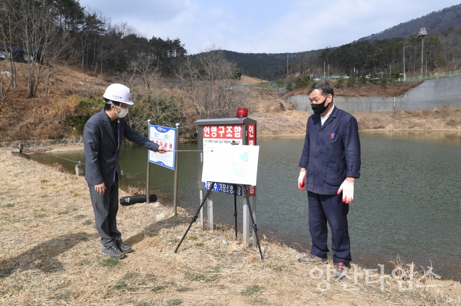 오규석 기장군수는 11일 오전 11시 30분경 지역 농업인에게 안정적인 영농환경을 제공하고 자연재난 피해 예방을 위해 추진 중인 철마면 백길 저수지 정비 공사 현장을 방문해 점검했다 ⓒ양산타임스