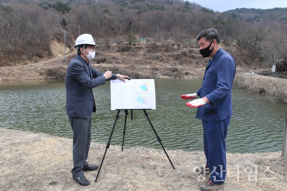오규석 기장군수는 11일 오전 11시 30분경 지역 농업인에게 안정적인 영농환경을 제공하고 자연재난 피해 예방을 위해 추진 중인 철마면 백길 저수지 정비 공사 현장을 방문해 점검했다 ⓒ양산타임스