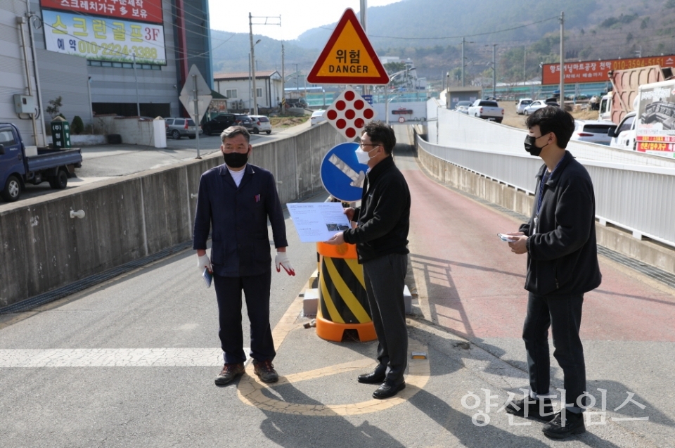오규석 기장군수는 15일 오후 2시 30분경 집중호우나 태풍 등 우기를 대비해 추진 중인 ‘무곡지하차도 전광판 설치 공사’ 현장을 방문해 점검했다.ⓒ양산타임스