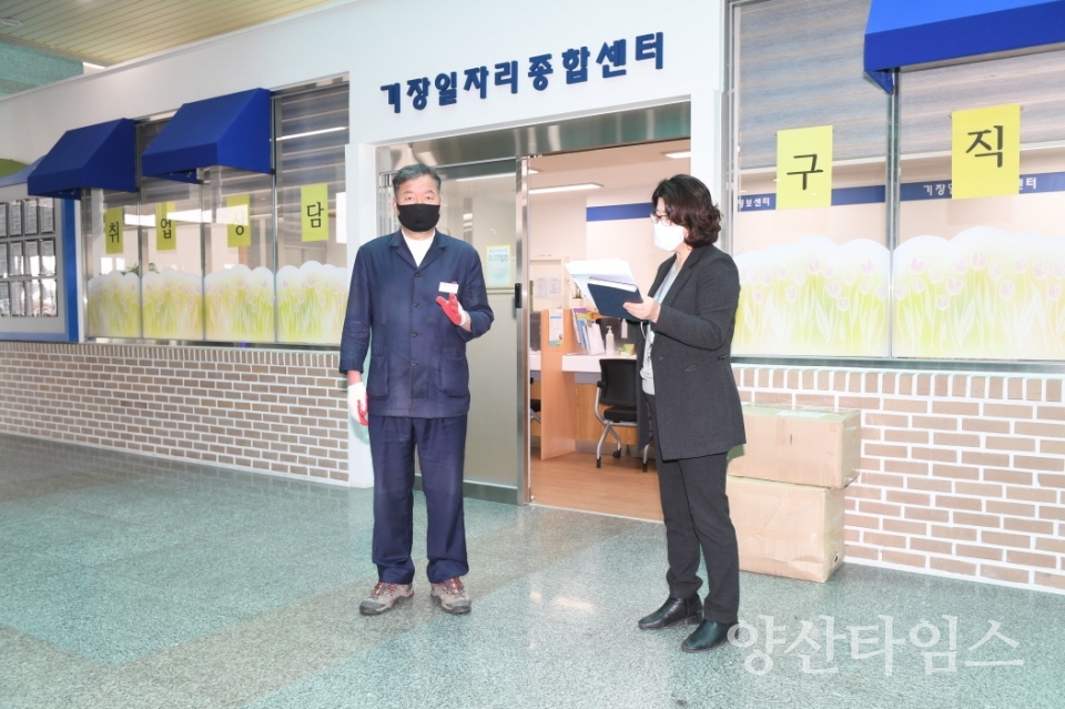 오규석 기장군수는 17일 오전 10시 30분경 맞춤형 구인·구직 연계를 통해 군민들에게 일자리 정보를 제공하는 ‘취업정보·여성새로일하기센터’를 방문해 사업 추진 현황 등에 대해 점검했다.ⓒ양산타임스