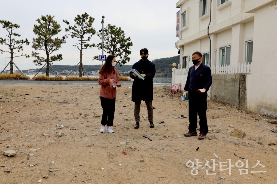 "오규석 기장군수는 23일 오후 2시 30분경 만성적인 주차난과 불법 주·정차 문제 해소를 위해 조성 중인 일광면 화전리 공영주차장 조성 현장을 방문해 현황을 점검했다." "오규석 기장군수는 23일 오전 11시 만성적인 주차난과 불법 주·정차 문제 해소를 위해 조성 중인 일광면 삼성리 공영주차장 조성 현장을 방문해 현황을 점검했다." ⓒ양산타임스