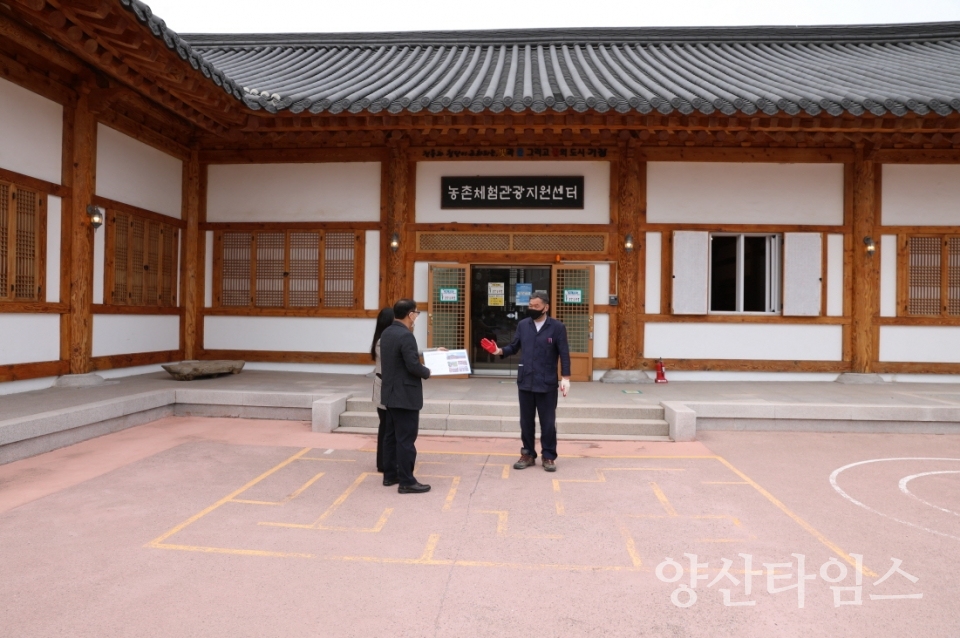 오규석 기장군수는 28일 오후 2시 30분경 농촌체험활동을 희망하는 도시민과 체험농가의 컨트롤타워 역할을 하고 있는 철마면 ‘농촌체험관광지원센터’를 방문해 운영현황 등을 점검했다.ⓒ양산타임스