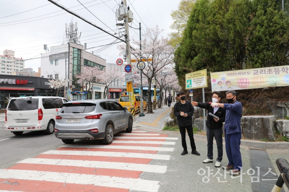 오규석 기장군수는 30일 오후 2시 30분경 노후 가로등 교체 공사 현장을 방문해 추진현황 등을 점검했다.ⓒ양산타임스