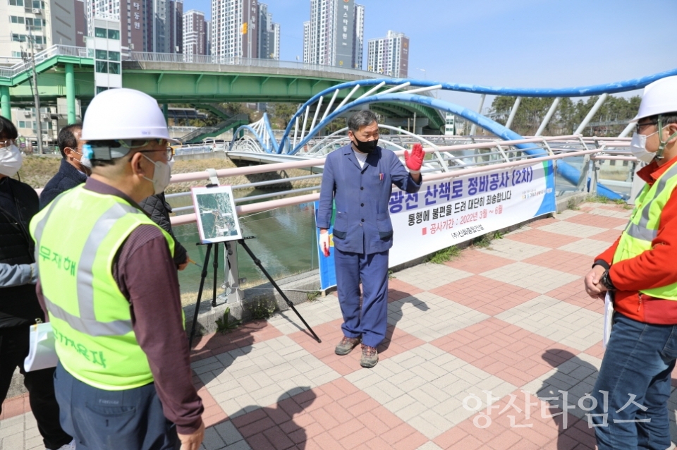 오규석 기장군수는 5일 오전 10시 30분경 지역 주민들과 기장을 찾는 방문객들에게 안전하고 쾌적한 보행환경을 제공하기 위해 조성 중인 일광천 내 산책로 현장을 점검했다.ⓒ양산타임스