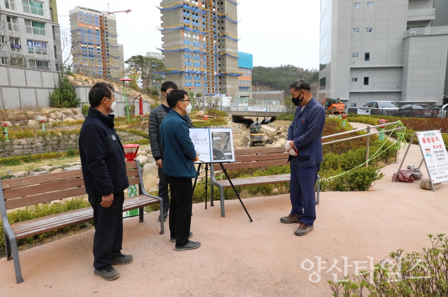 오규석 기장군수는 5일 오후 2시 30분경 일부 구간 단절돼 있던 삼성천의 산책로를 연결하고 하천 시설물을 재정비하기 위해 공사 중인 일광신도시 내 ‘삼성천(소하천) 정비’ 현장을 방문해 점검했다.ⓒ양산타임스