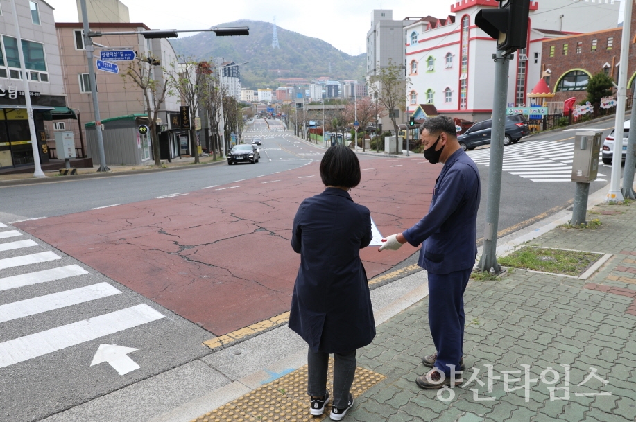 오규석 기장군수는 11일 오전 10시 30분경 어린이보호구역 개선 사업의 일환인 정관읍 방곡초등학교 일원 도로 정비 공사 현장을 방문해 점검했다.ⓒ양산타임스
